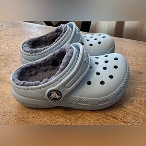 EUC Toddler Fur Lined Light Blue Crocs Size 7 C.